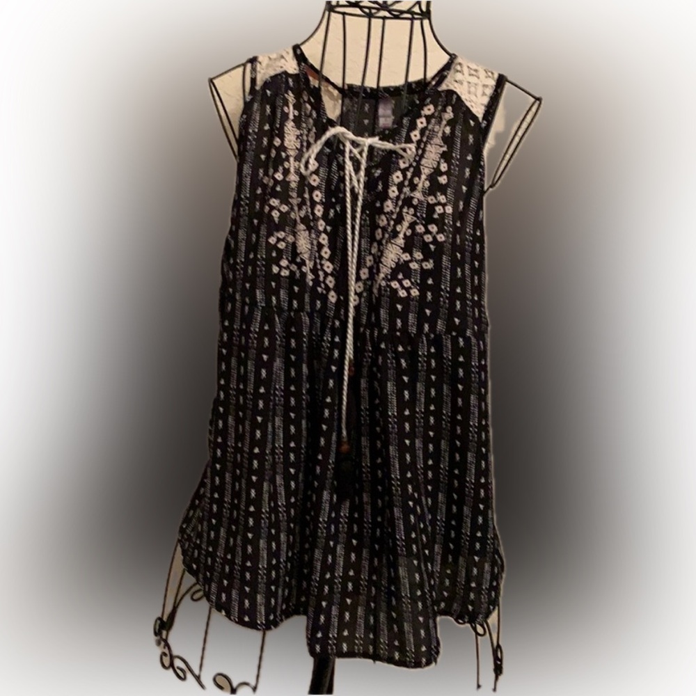 xhileration boho sleeveless blouse with lace decoration size small